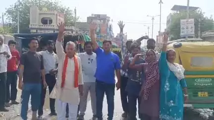 सरदारशहर: अर्जुन क्लब अस्पताल के आगे मुख्य सड़क पर पानी भरने से परेशान लोगों ने प्रशासन के खिलाफ किया जमकर प्रदर्शन