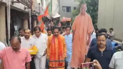 कानपुर: परेड चौराहे पर भाजपा कार्यकर्ताओं ने मुख्यमंत्री योगी आदित्यनाथ का जन्मदिन मनाया