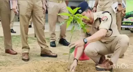 घोरावल: एसपी अशोक कुमार मीणा ने पुलिस लाइन चुर्क में किया पौधारोपण