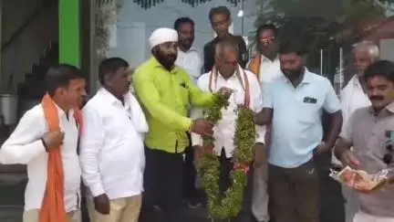 बसमत: ऊस वाहतुकीत प्रथम क्रमांक आल्याने ऊसतोड ठेकेदार विश्वनाथ अडकिने यांचा पूर्णा कारखान्याच्या वतीने सत्कार करण्यात आला