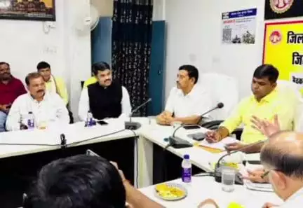 निवाड़ी: निवाड़ी कलेक्ट्रेट कार्यालय में पुलिस अधीक्षक डॉ. राय सिंह नरवरिया की मौजूदगी में शांति समिति की बैठक हुई