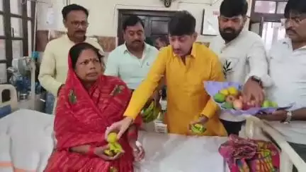 गोरखपुर: भाजपा के वरिष्ठ नेता के नेतृत्व में सीएम योगी के जन्मदिन पर जिला अस्पताल में मरीजों में किया गया फल वितरण