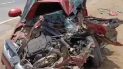 सिवानी: सिवानी में नेशनल हाईवे 52 पर टूरिस्ट बस से ब्रेजा कार की टक्कर, पांच लोग घायल