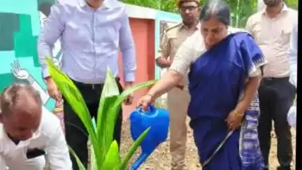 कोडरमा: विश्व पर्यावरण दिवस पर कोडरमा में मंत्री दीपिका सिंह ने किया पौधरोपण एवं पर्यावरण शपथ कार्यक्रम
