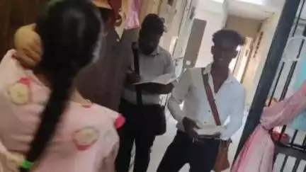बड़ी सादड़ी: बड़ी सादड़ी क्षेत्र में महिला के घर क्लीनिंग पाउडर कंपनी का प्रतिनिधि बताकर घुसे दो युवकों ने सोने की चूड़ियां चुराई
