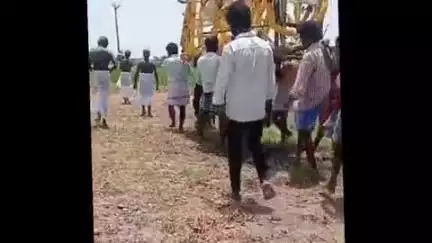 காட்டுமன்னார்கோயில்: குருங்குடி கிராமத்தில் சுடுகாட்டிற்கு பாதை இல்லாமல் வயல் வழியாக இறந்தவரின் உடலை தூக்கிச் செல்லும் அவலம்.