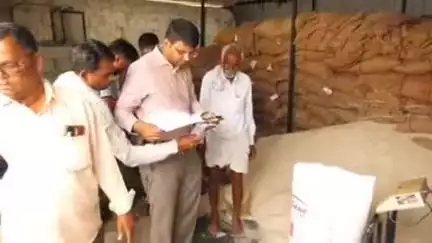 గద్వాల్: అల్వాల్ పాడు గ్రామంలో రేషన్ షాపు తనిఖీ చేసిన:కలెక్టర్ బి ఎం సంతోష్ కుమార్