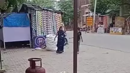 चकरनगर: हनुमन्तपुरा कस्बा में बोतल लगाकर सड़कों पर घूम रहे मरीज, खुले में शौच को मजबूर, विभाग द्वारा नहीं की जा रही कोई कार्रवाई