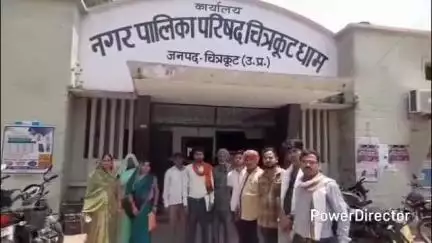 कर्वी: कर्वी के बनकट रोड अग्रसेन नगर में रोड और नाली की समस्या को लेकर मोहल्ले वासी पहुंचे नगर पालिका कार्यालय #jansamasya
