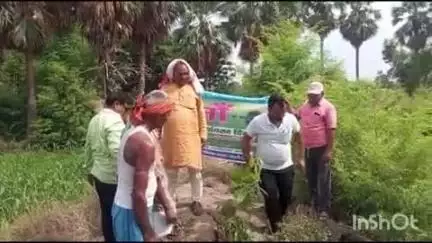 करपी: विश्व पर्यावरण दिवस पर कुसरे अमृत सरोवर पर मुखिया द्वारा वृक्षारोपण
