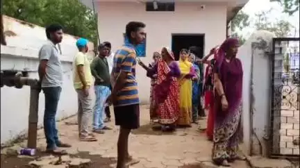 शिवपुरी नगर: फक्कड़ कॉलोनी में 20 दिन से नहीं आए नल,  महिलाओं ने फिजिकल संपमेल का किया घेराव #jansamasya