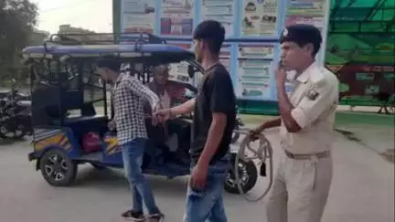 बिहार: लहेरी थाना पुलिस ने हॉस्पिटल मोड़ के पास से चोरी के मोबाइल फोन के साथ दो युवकों को गिरफ्तार किया