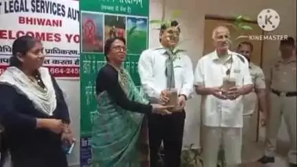भिवानी: भिवानी में CJM पवन कुमार ने अधिवक्ताओं व पैरालीगल वालंटियर्स को पौधे बांटे, पर्यावरण बचाने का दिया संदेश