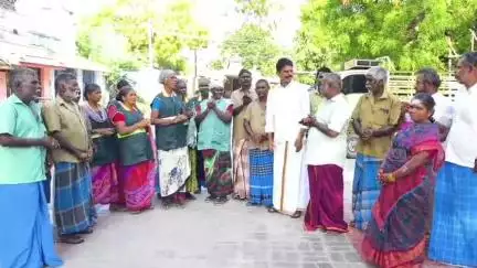 பசுவந்தனையில் தூய்மை பணியாளர்களை கௌரவித்த  பாஜக