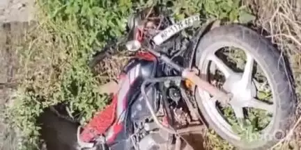 डही: अतरसुमा में बाइक का संतुलन बिगड़ने से 30 वर्षीय बाइक सवार पुलिया के नीचे गिरा, हुआ घायल