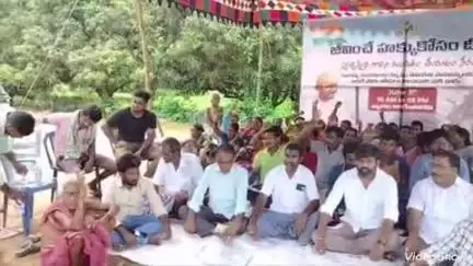 బిరసాడవలస లో దుర్గంధం వెదజల్లుతున్న కోళ్ల ఫారం ను తొలగించాలని గ్రామస్తుల నిరసన