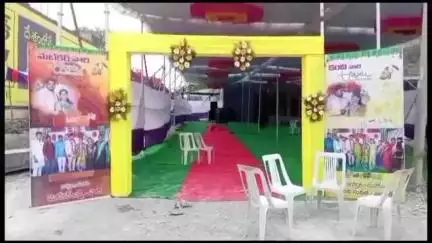 హుజూరాబాద్: రోడ్డు ప్రమాదానికి గురైన వరుడు కారు హుజురాబాద్ పట్టణంలో ఆగిపోయిన పెళ్లి ఆందోళనలో వధువు కుటుంబ సభ్యులు