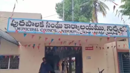 నిర్మల్: నిర్మల్ మున్సిపల్ కార్యాలయంలో అవినీతి నిరోధశాఖ అధికారుల దాడులు, లంచం తీసుకుంటూ పట్టుబడ్డ ఆర్ఐ, బిల్ కలెక్టర్