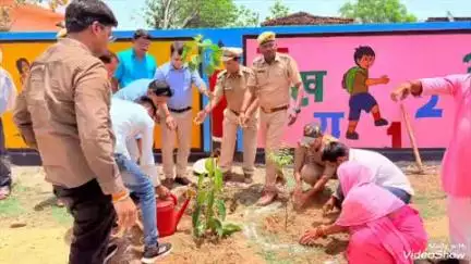 लालगंज: हलिया ब्लाक परिसर में विश्व पर्यावरण दिवस पर खंड विकास अधिकारी ने किया पौधरोपण, पौधों की सुरक्षा करने की अपील की