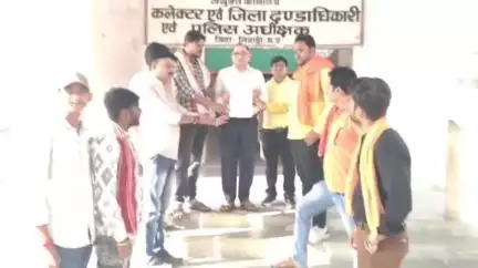 निवाड़ी: बकरीद से पहले गोवंश सुरक्षा को लेकर विश्व हिंदू परिषद व बजरंग दल ने डिप्टी कलेक्टर को ज्ञापन सौंपा