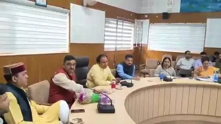 पौड़ी: कैबिनेट मंत्री ने विकास भवन सभागार में ली समीक्षा बैठक, अधिकारियों से जनहित के कार्यों में तेजी लाने की कही बात