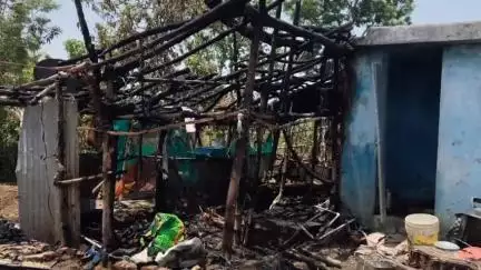 कवर्धा: ग्राम पालनसरी में एक व्यक्ति के कच्चे मकान में अज्ञात कारणों से लगी आग, दैनिक उपयोगी सामान जलकर हुआ खाक