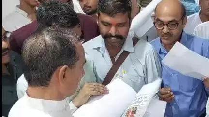 सोजत: सोजतरोड निवासी पीड़ित ने जमीन में गड़े धन को लेकर हुई लाखों की धोखाधड़ी के मामले में प्रदेश भाजपा अध्यक्ष को करवाया अवगत