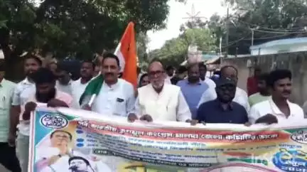রতুয়া ২: পুখুরিয়া এলাকায় দলীয় কর্মসূচিকে কেন্দ্র করে তৃণমূলের জেলা নেতৃত্বের উপস্থিতিতে আয়োজিত হল পদযাত্রা
