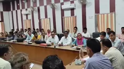 सरदारशहर: सरदारशहर पंचायत समिति में विकास कार्यों की समीक्षा, बीडीओ ने अधिकारियों को लापरवाही पर कार्रवाई की चेतावनी दी