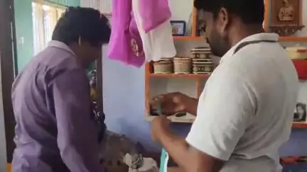 బంటుమిల్లిలో లేళ్ల రవిబాబు (39) అనే హోంగార్డు ఫ్యాన్ కు ఉరివేసుకుని ఆత్మహత్య, కెసు నమోదు చెసిన పెడన రూరల్ సీఐ