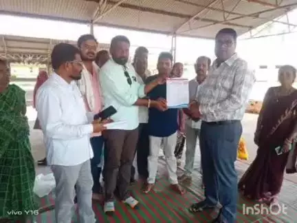 जगदलपुर: बस्तर जिला राशन विक्रेता संघ ने जिला प्रशासन से चर्चा के बाद हड़ताल तीन माह के लिए स्थगित किया