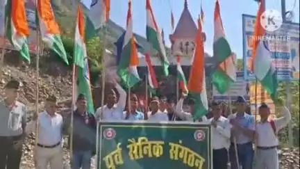 भिकियासैन: पूर्व सैनिक संगठन ने भिकियासैण बाजार में निकाली तिरंगा रैली, गोष्ठी का हुआ आयोजन