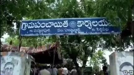 హుస్నాబాద్: మహమ్మదాపూర్ గ్రామంలో నిర్వహించిన భూ భారతి అవగాహన సదస్సును పరిశీలించిన కలెక్టర్ మను చౌదరి