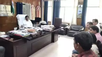 भिंड नगर: कलेक्टर ने जल जीवन मिशन के तहत नवीन नल-जल योजनाओं के कार्यों की कलेक्टर कक्ष में समीक्षा की