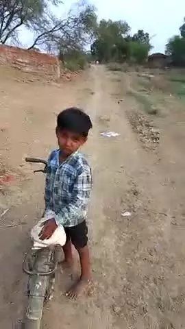 ग्राम गौरा मे कोहनी पिपरी मार्ग मे जाते हुए दो बच्चे गिर पड़े एक बच्चा घायल
