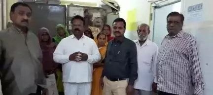विदिशा । नगर पालिका अधिकारी को कर्मचारियों की समस्याओं के निराकरण हेतु सुभाष बोहत एड.ने ज्ञापन सौंपा ।