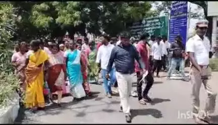 பெரம்பலூர்: கோயில் திருவிழாவில் உரிய பங்களிப்பு வேண்டும் என வேப்பந்தட்டையைச் சேர்ந்த ஒரு பிரிவினர் கலெக்டரிடம் மனு