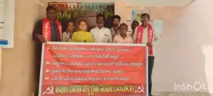 అశ్వారావుపేట: అఖిలభారత ఐక్య రైతు సంఘం ఆధ్వర్యంలో ములకలపల్లి తాసిల్దార్ కు వినతి పత్రం అందజేసిన నాయకులు