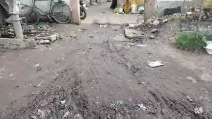 गोड्डा: शहर के सब्जी मंडी में गंदगी का अंबार, दुकानदारों ने विभाग की कार्यशैली पर उठाया सवाल
#jansamasya