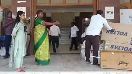 நாமக்கல்: ஆட்சியர் அலுவலகத்தில் அனைத்துத் துறை சார்ந்த அலுவலகத்தில் குப்பைகளை அகற்றும் பணியை மாவட்ட ஆட்சியர் உமா பார்வையிட்டார்