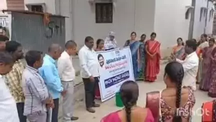 పరిగి: పట్టణంలోని పలు వార్డుల్లో పురపాలక సంఘం ఆధ్వర్యంలో ఘన వ్యర్ధ పదార్థాల నివారణపై అవగాహన కార్యక్రమం