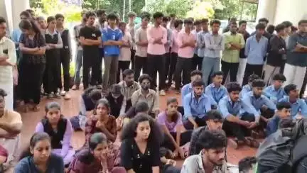 കണ്ണൂർ: പരിപാടികൾ നിരീക്ഷിക്കാൻ സമിതി, കണ്ണൂർ  സർവ്വകലാശാലയിലേക്ക് എസ്.എഫ്.ഐ നടത്തിയ മാർച്ച് അക്രമാസക്തം