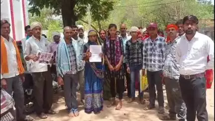 ललितपुर: ग्राम देवरी निवासी मृतक युवक के परिजनों ने नामजद आरोपियों पर प्रेम प्रसंग के चलते हत्या का आरोप लगाया