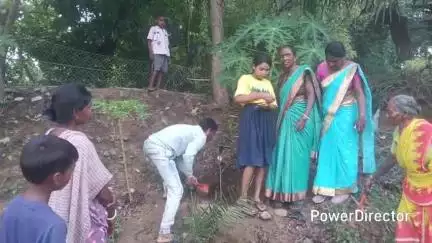 विश्व पर्यावरण दिवस के मौके पर भाजपा जिला महिला मोर्चा की अध्यक्षा पुष्पा  सोरेन ने लगाया पौधा।पौधा लगाने की अपील की।