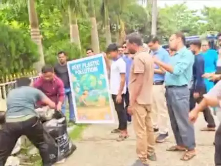 ভাঙড় ২: বিশ্ব পরিবেশ দিবস উপলক্ষ্যে জিরানগাছা প্রাথমিক হাসপাতালে আবর্জনা পরিষ্কার করে হল গাছ লাগানো কর্মসূচি, উপস্থিত BDO