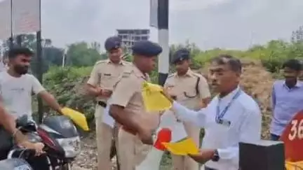झाझा: सिमुलतला रेलवे स्टेशन के फाटक संख्या 36 पर रेल अधिकारियों ने मनाया अंतरराष्ट्रीय समपार फाटक जागरूकता दिवस