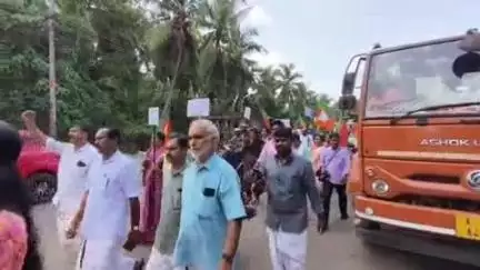 കാസര്‍ഗോഡ്: ചന്ദ്രഗിരി കാഞ്ഞങ്ങാട് റോഡിലെ മരണക്കുഴികൾ നികത്തണമെന്നാവശ്യപ്പെട്ട് ചെമ്മനാട് ബി.ജെ.പിയുടെ  പ്രതിഷേധ ധർണ
