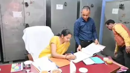 टिहरी: जिलाधिकारी निकिता खंडेलवाल ने कोषागार के डबल लॉक का लिया चार्ज, कलेक्ट्रेट व राजस्व रिकॉर्ड रूम का किया निरीक्षण