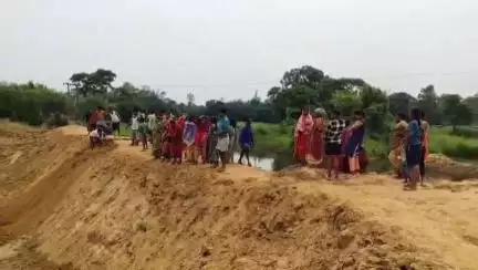 মেদিনীপুর: রেড়াপাল এলাকায় জলাশয় এর দখল নিয়ে উত্তেজনা গ্রামবাসীদের, ক্ষুব্ধ গ্রামবাসীরা ভেঙে দিলেন বাঁধ