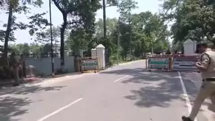 रुद्रपुर: कलेक्ट्रेट में किसानों के धरना प्रदर्शन को देखते हुए भारी संख्या में पुलिस फोर्स को किया गया तैनात